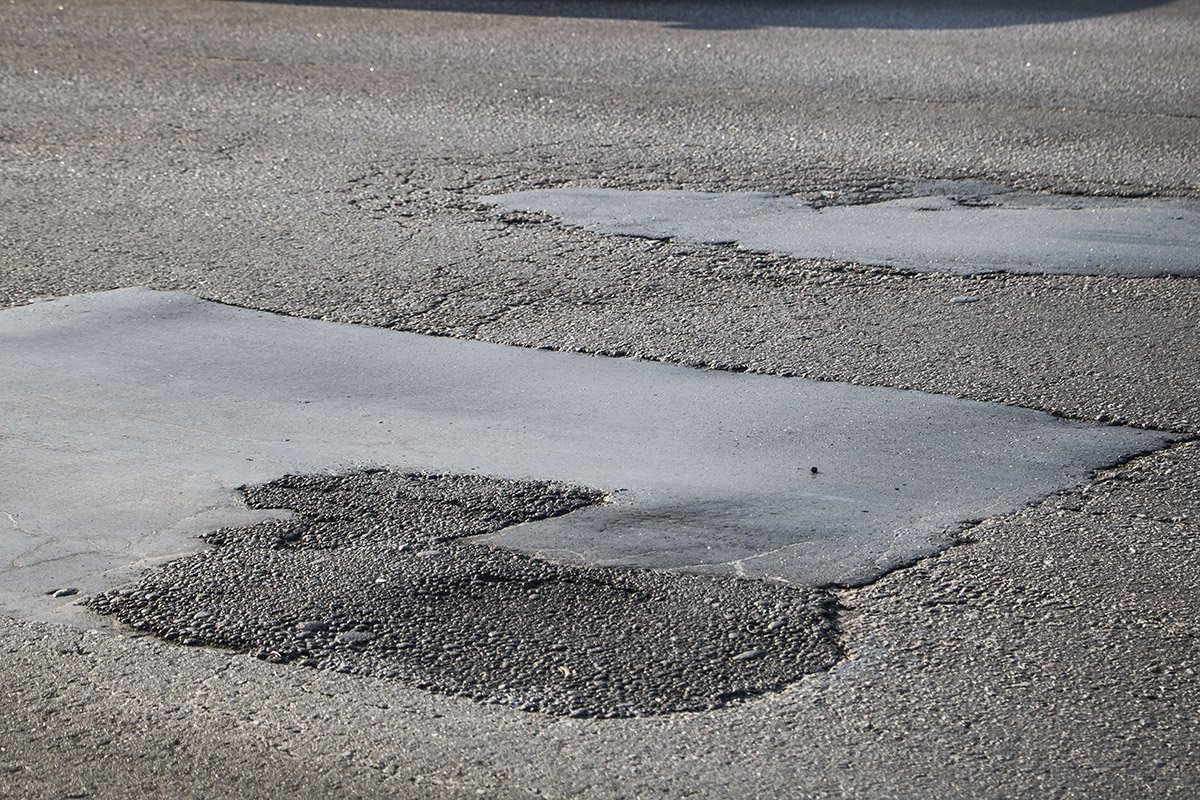 На дорогах моста постоянно встречаются латки 