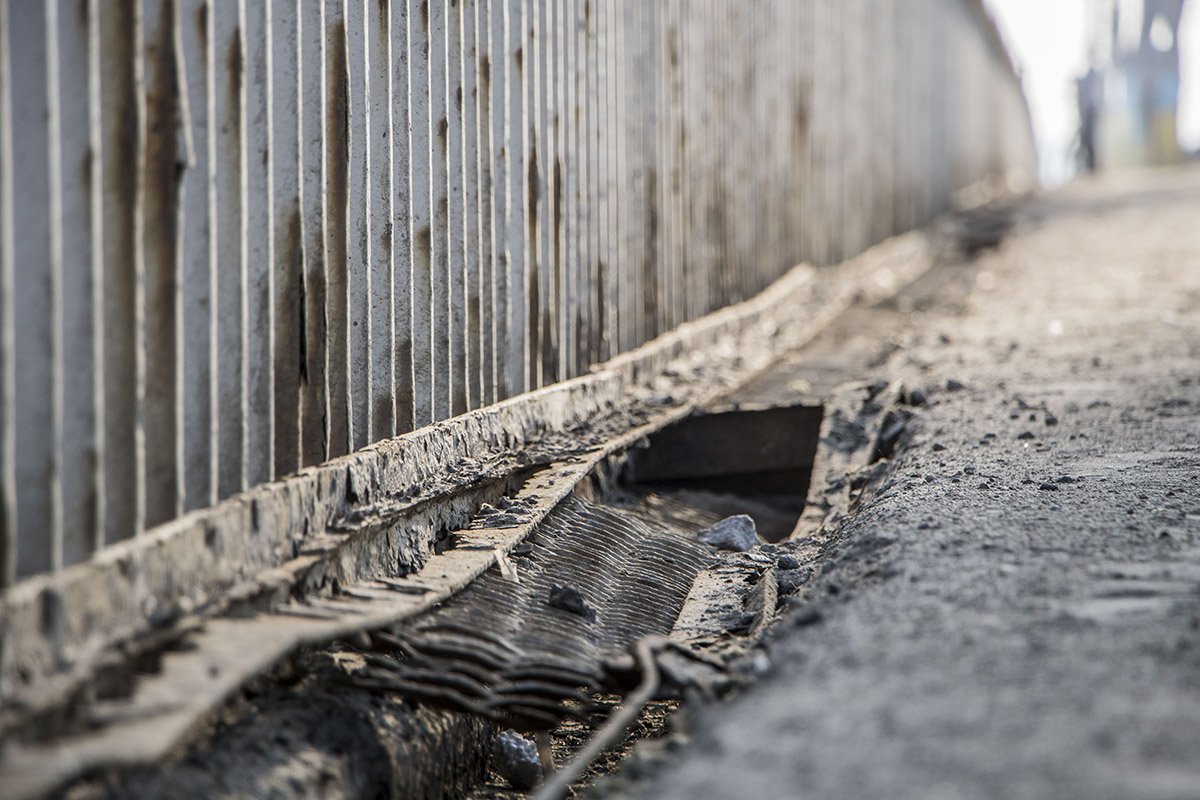 На мосту мы нашли трещины и выбоины, несмотря на регулярные ремонты