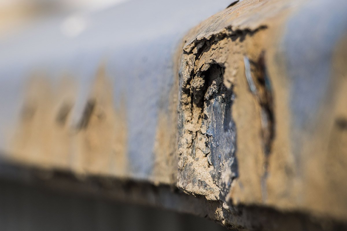 Почти везде на разных частях и элементах путепровода встречаются ржавчина и дыры