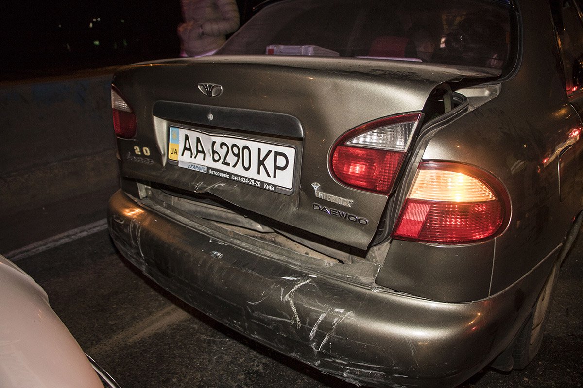В Daewoo Lanos пострадал задний и передний бампер В Daewoo Lanos пострадал задний и передний бампер