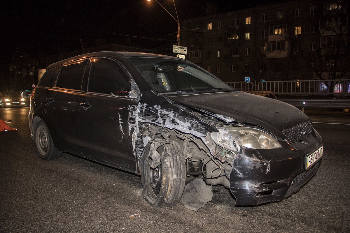 Toyota задела маршрутку возле остановки на Святошино Toyota задела маршрутку возле остановки на Святошино