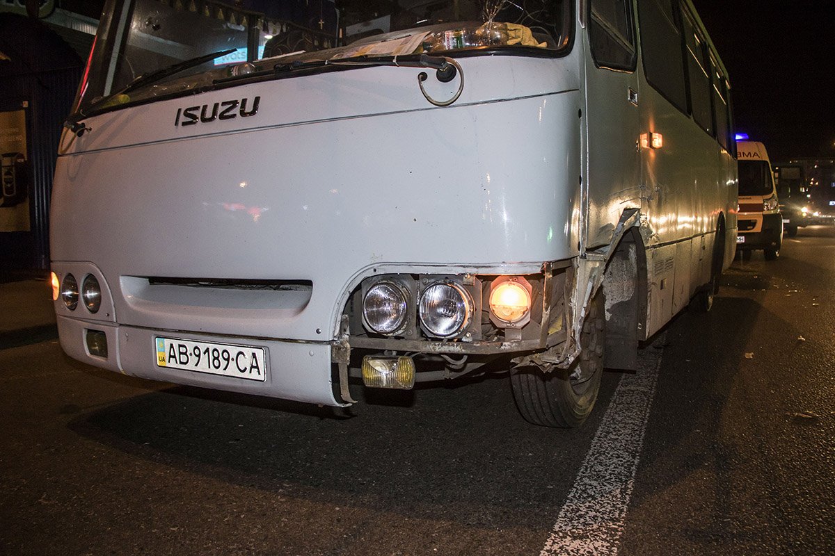 У маршрутного такси Богдан повреждения левого крыла У маршрутного такси Богдан повреждения левого крыла