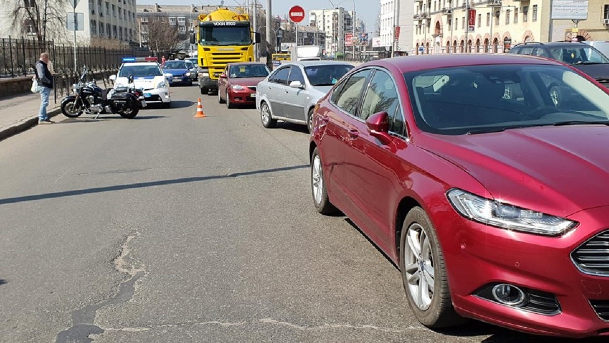 Из-за аварии образовалась огромная пробка в сторону Севастополькой площади