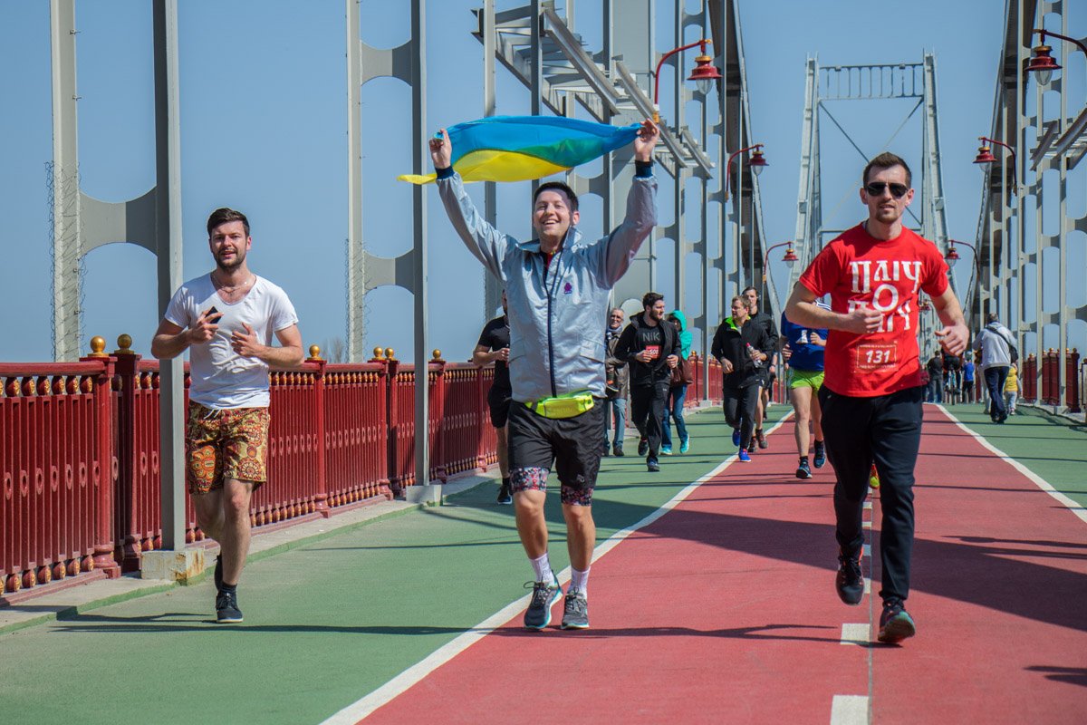 С флагом бежится легче С флагом бежится легче