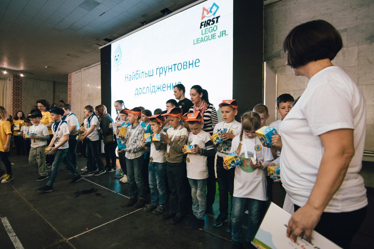 Дети своими руками делали роботов и соревновались между собой