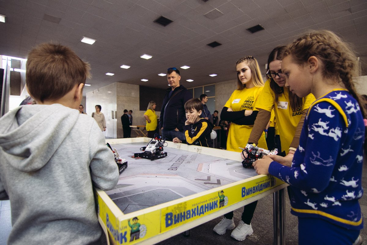 На фестивале можно не только построить роботов, но и поиграть с ними