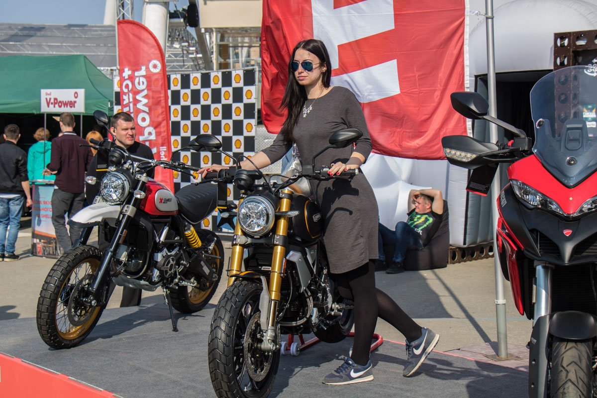 Девушки позировали на фоне крутых байков 