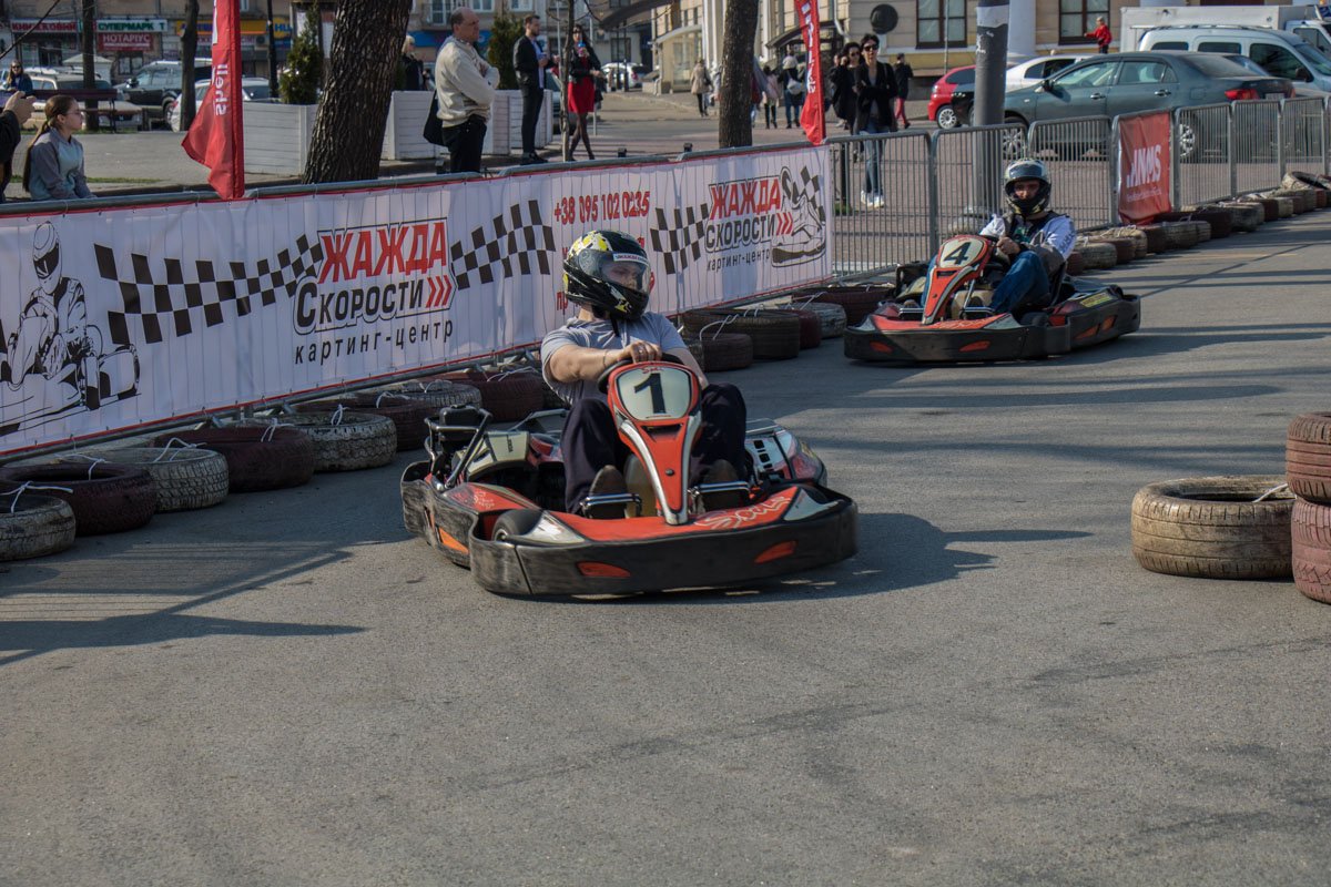 Жителей Киева бесплатно катали на картинге 