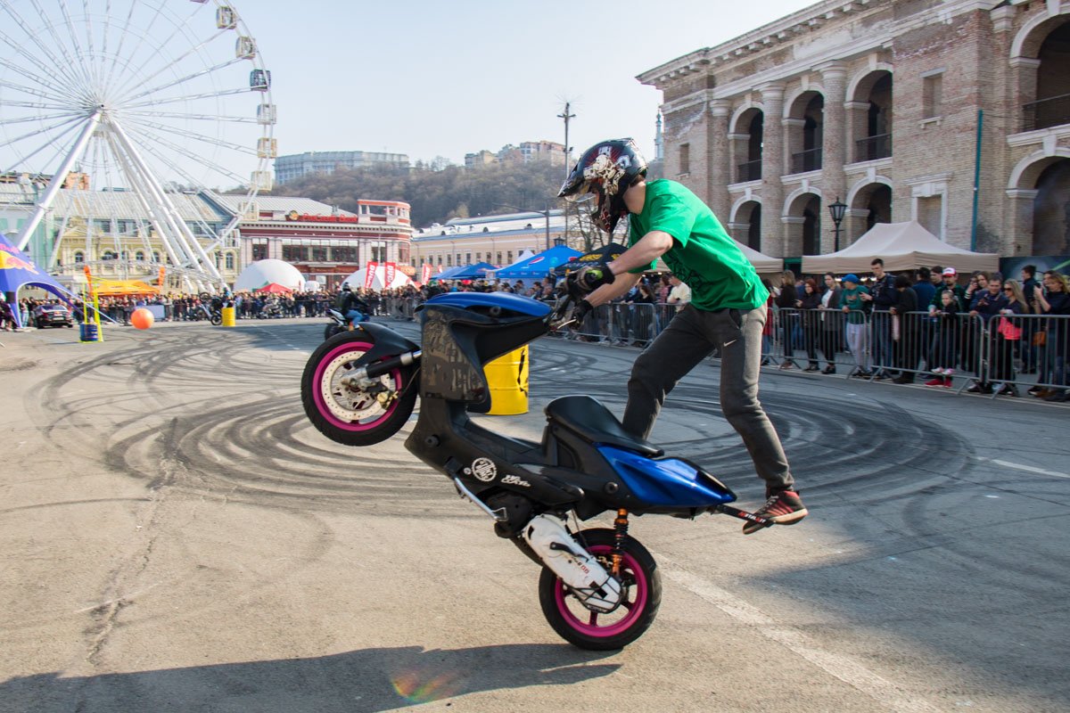 Парни показывали трюки на своих железных конях 