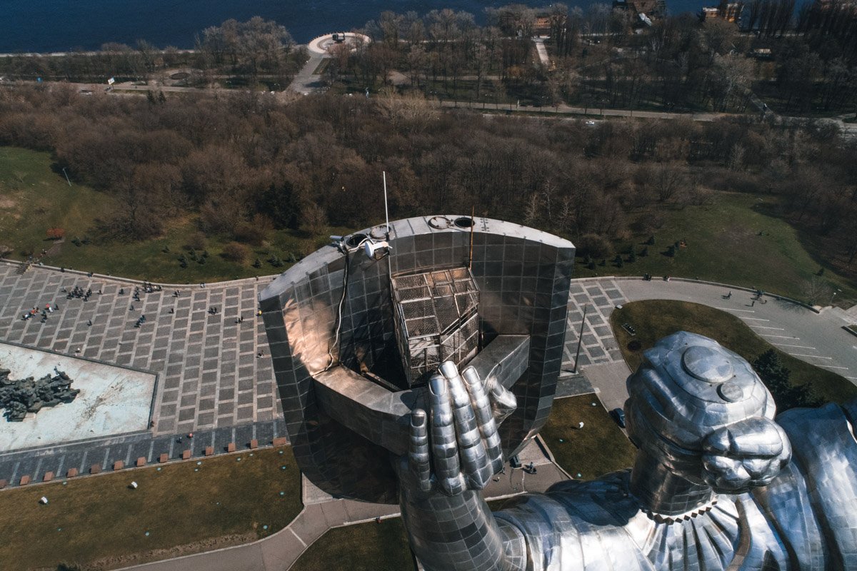 Смотровая "клетка" находится за щитом 