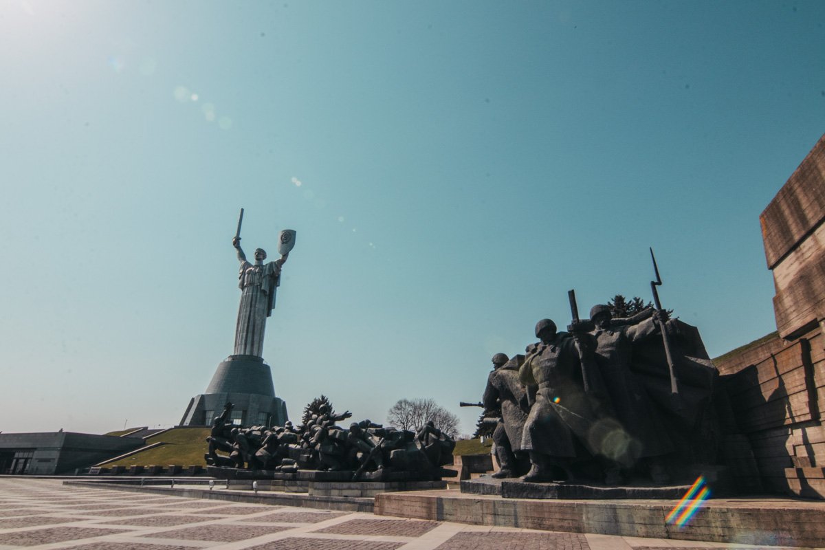 Стоимость подъема на статую - 300 гривен для одного человека