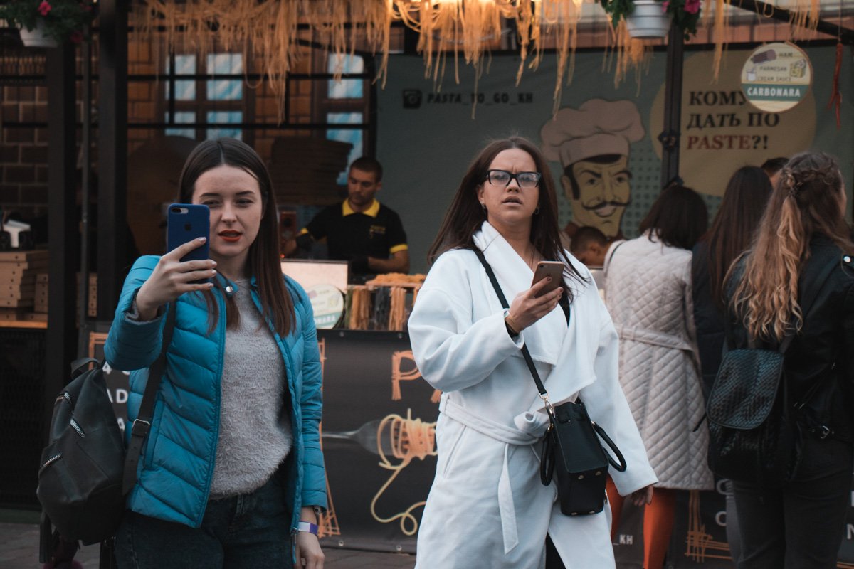 Все смотрят на фестиваль сквозь экраны своих смартфонов Все смотрят на фестиваль сквозь экраны своих смартфонов