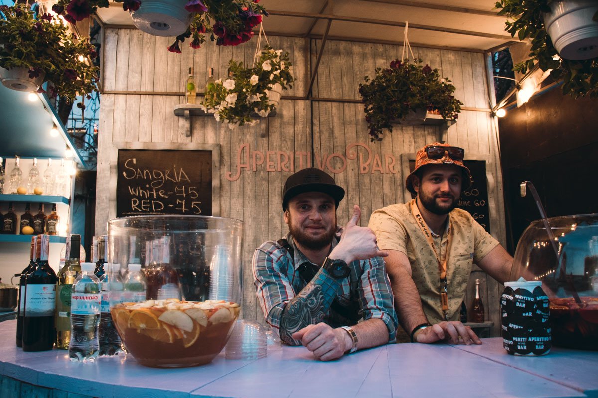 Не только кофе, как видите, можно выпить на фесте Не только кофе, как видите, можно выпить на фесте