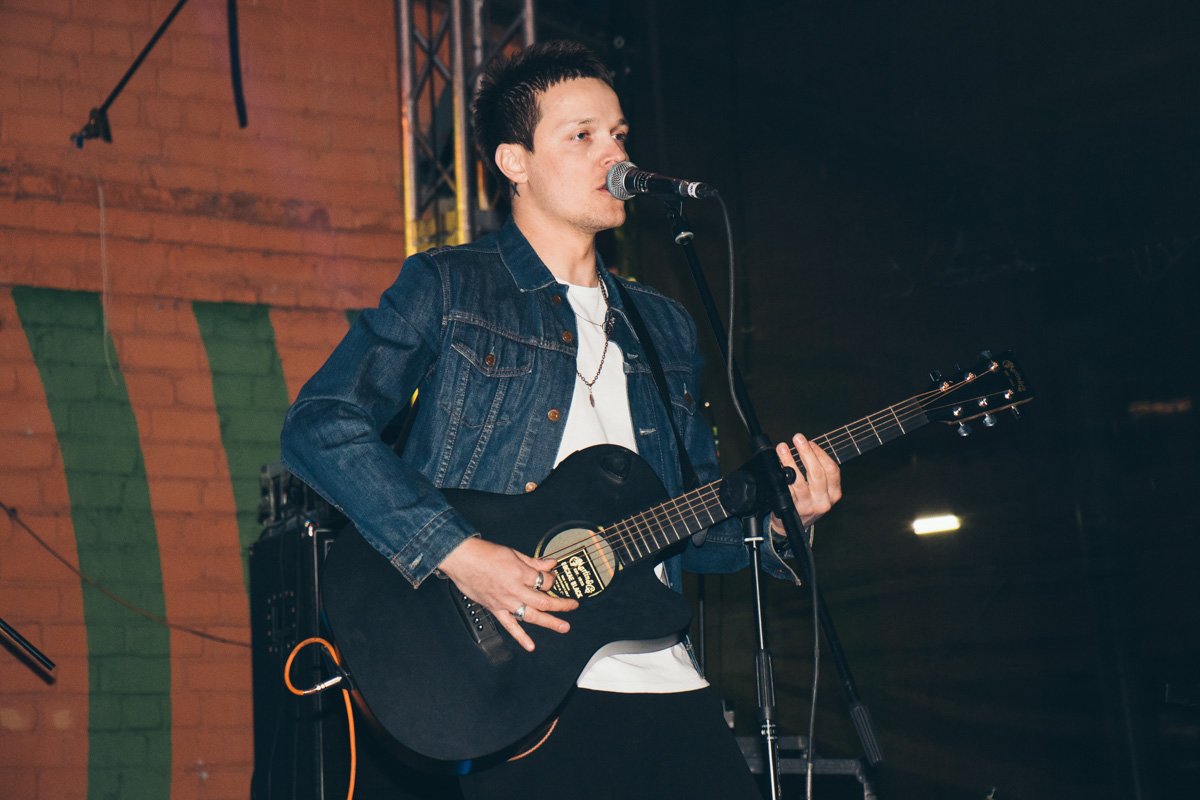 Фишкой и сюрпризом для фестивальщиков в первый день стало появление на сцене украинского рок-бэнда O.Torvald Фишкой и сюрпризом для фестивальщиков в первый день стало появление на сцене украинского рок-бэнда O.Torvald