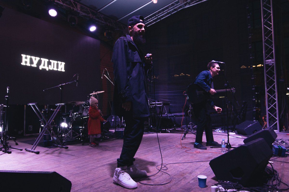 На подтанцовке у группы была малышка с леденцом На подтанцовке у группы была малышка с леденцом