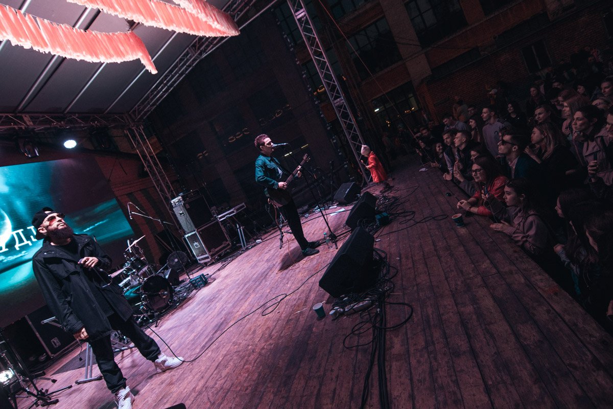 O.Torvald подтянул публику прямо под сцену O.Torvald подтянул публику прямо под сцену