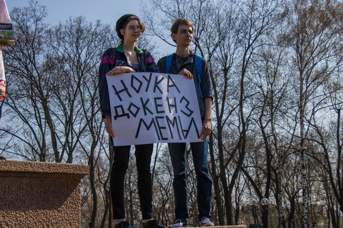 Молодежь оригинально подписала плакаты Молодежь оригинально подписала плакаты