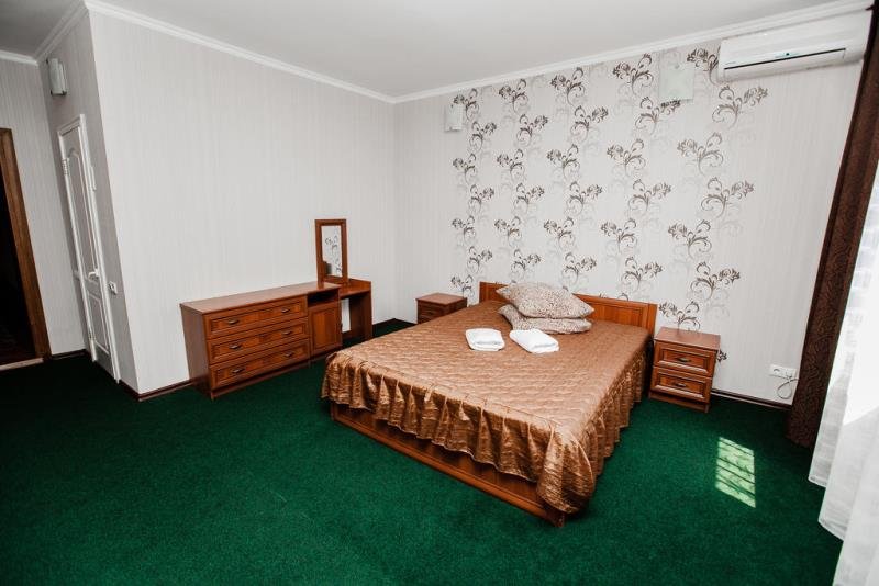 Номера отеля оформлены в классическом стиле Номера отеля оформлены в классическом стиле