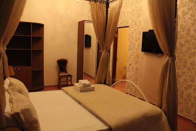 Все современные номера отеля оформлены в строгом стиле и обставлены деревянной мебелью Все современные номера отеля оформлены в строгом стиле и обставлены деревянной мебелью