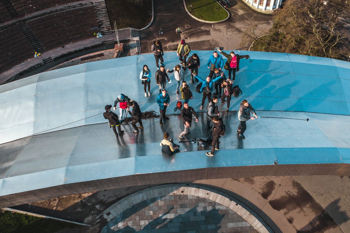 На Арку Дружбу Народов забралось примерно 20 человек