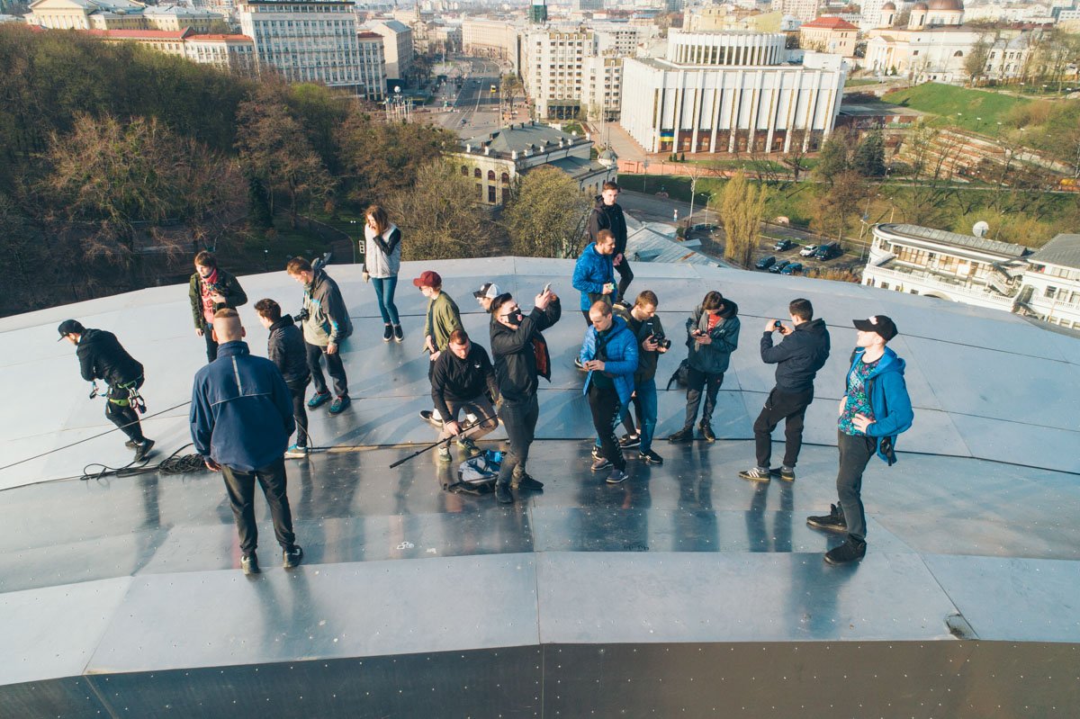Вид на утренний солнечный Киев - прекрасен