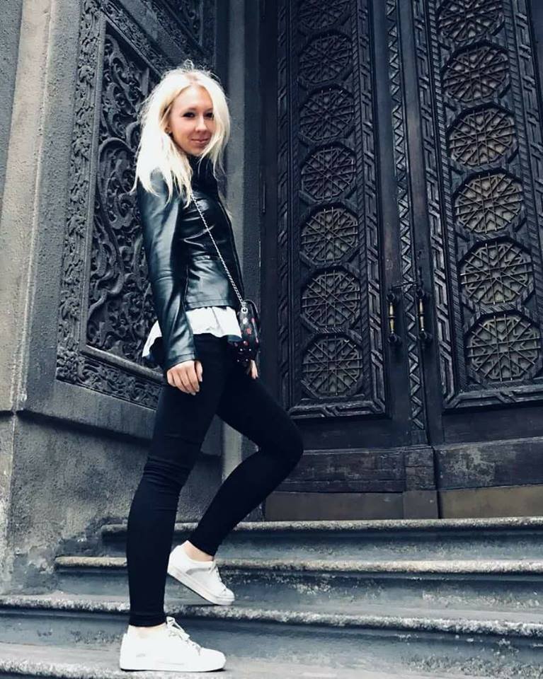 Девушка ушла из дома без денег, телефона и документов Девушка ушла из дома без денег, телефона и документов