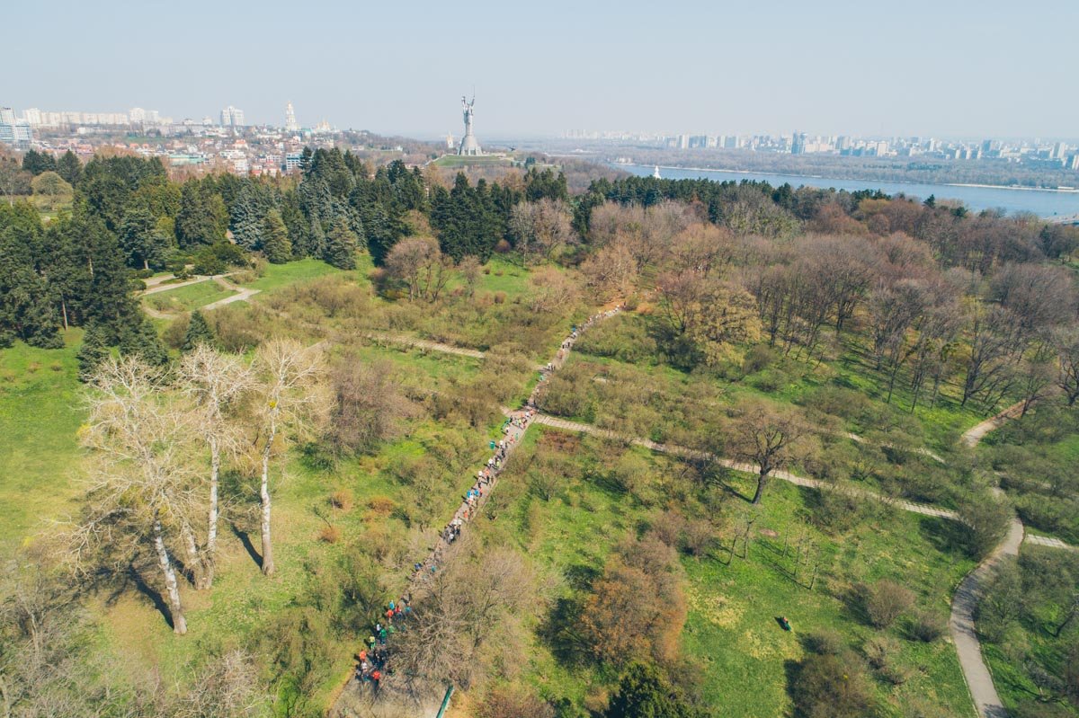 Под жарким солнцем люди пробежали пять километров Под жарким солнцем люди пробежали пять километров