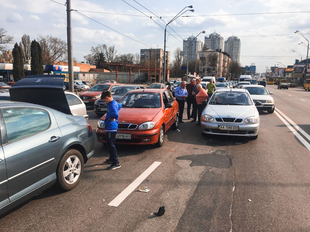 15 апреля на улице Александра Довженко, 8 произошло тройное ДТП