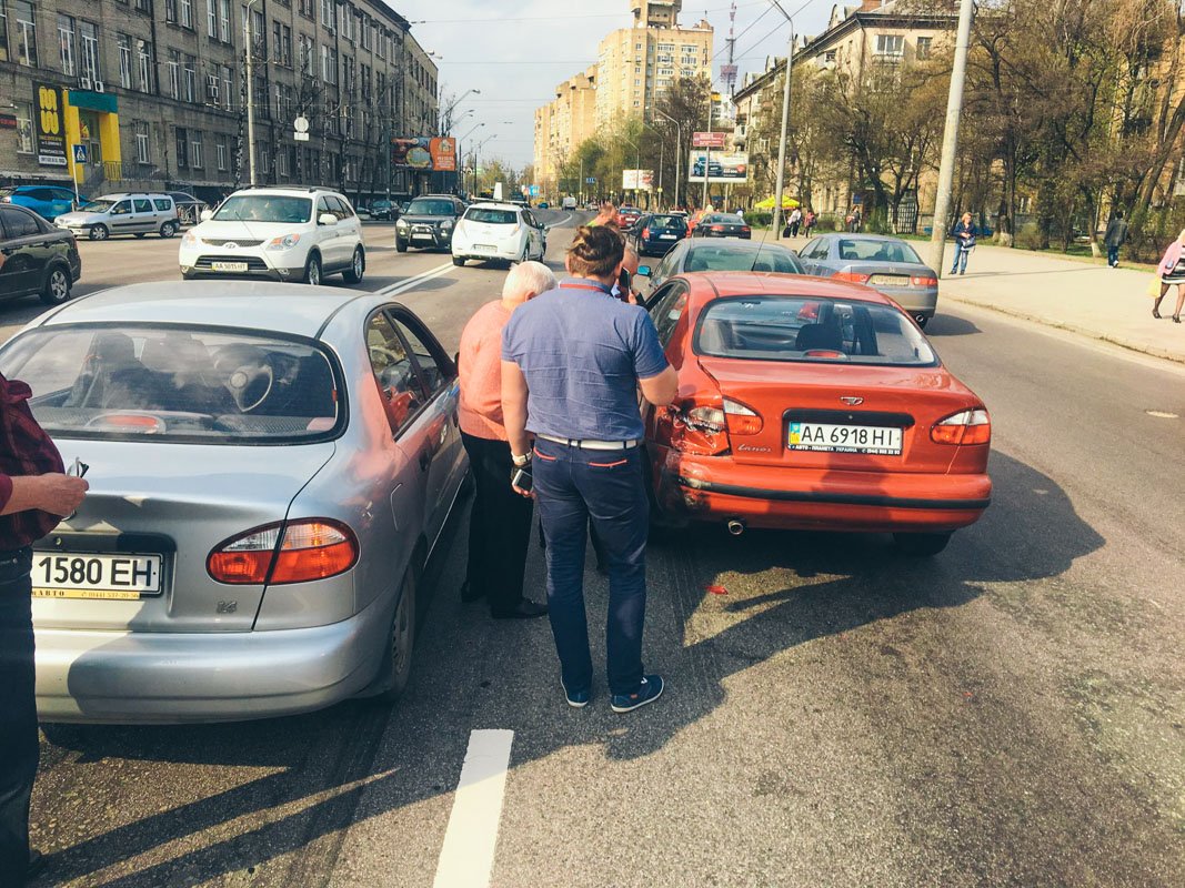 Автомобили ехали в одном направлении в сторону метро "Почайная" 