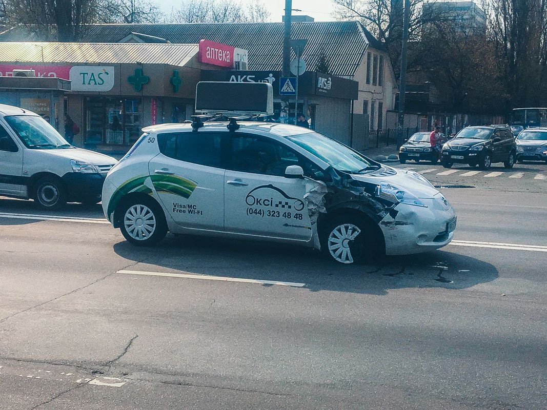 Lanos не пропустил Nissan службы "Окси-такси" и они задели Peugeot.