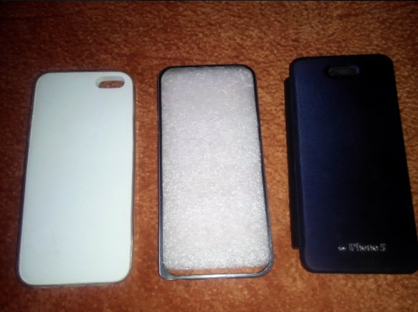 Отдают синий, белый и прозрачный чехлы