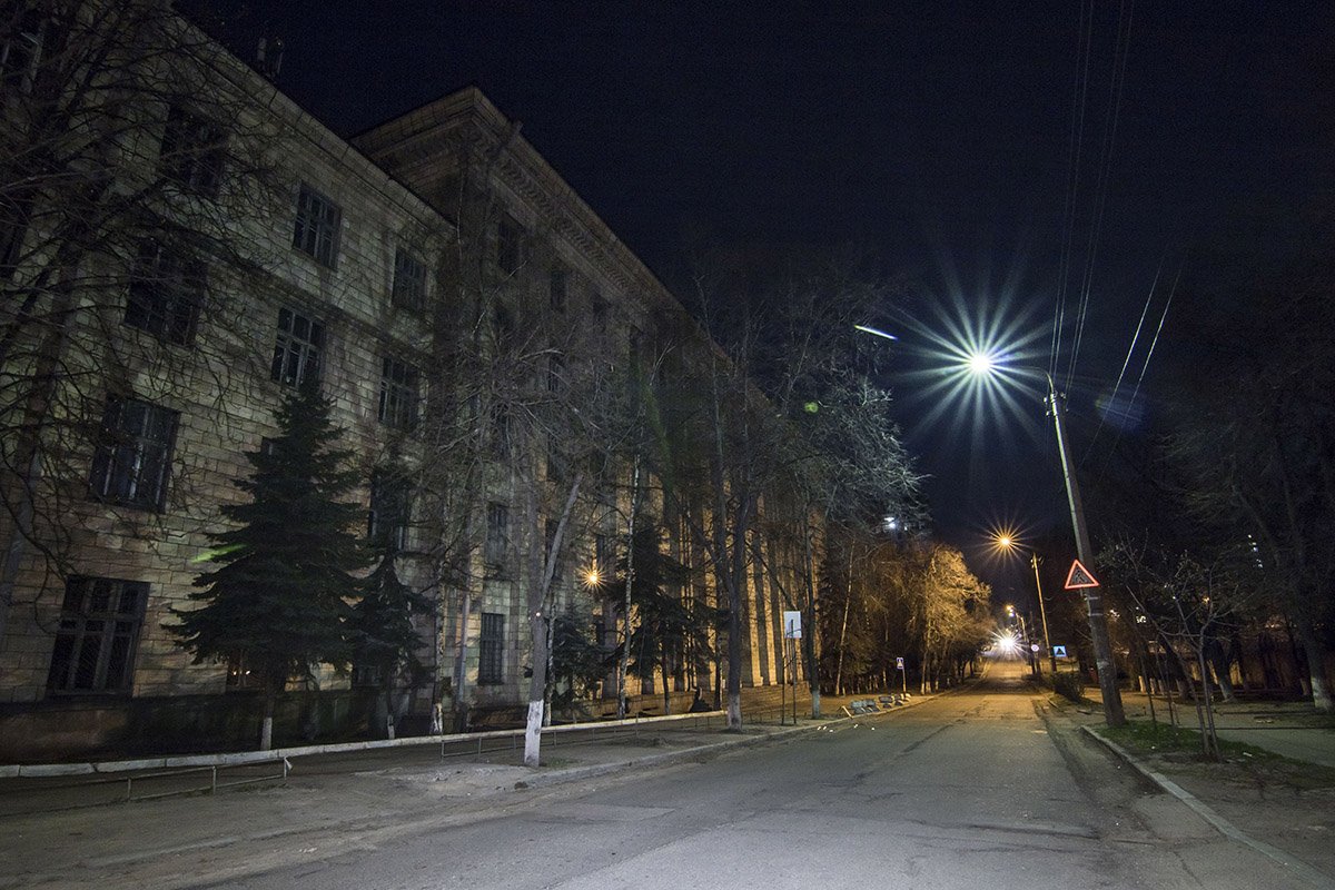 На улицах тишина и нет ни души