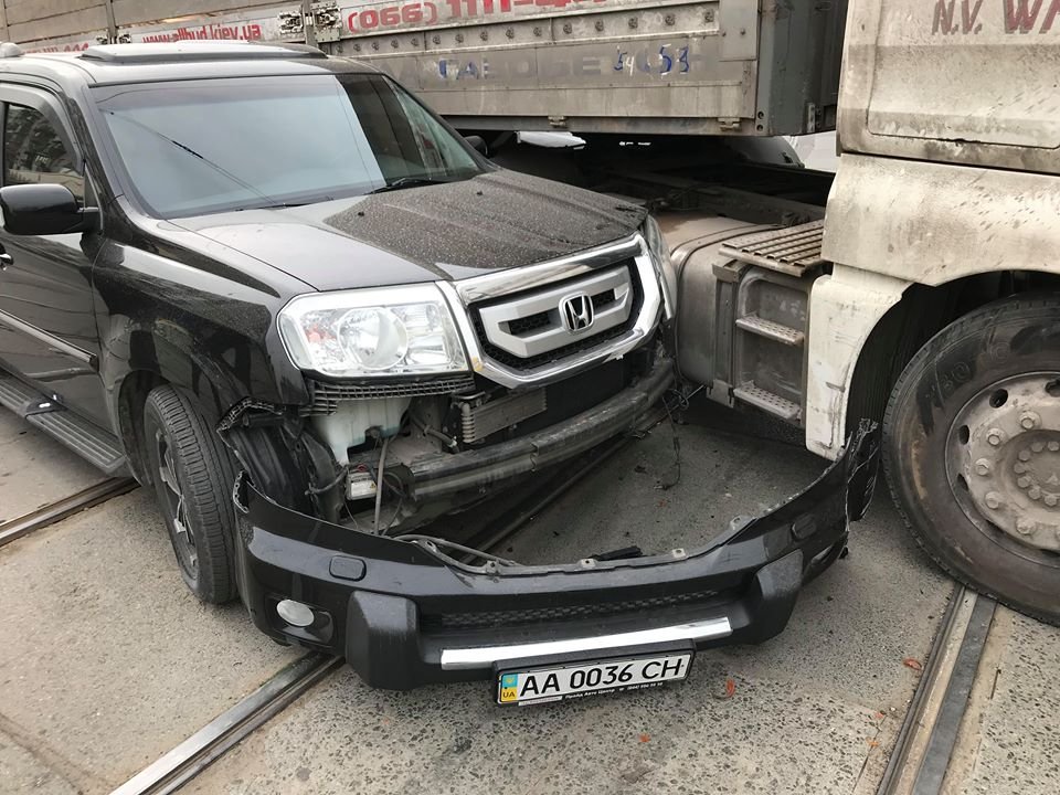 Авария случилась прямо на трамвайных рельсах Авария случилась прямо на трамвайных рельсах