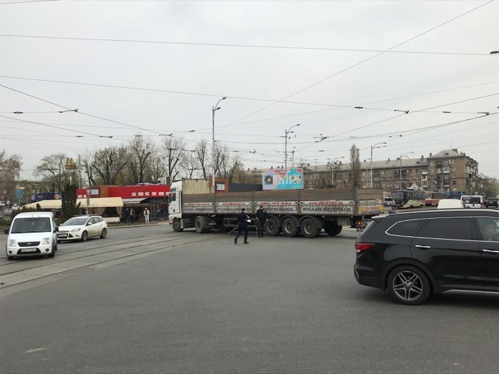 В результате ДТП движение трамваев парализовано В результате ДТП движение трамваев парализовано