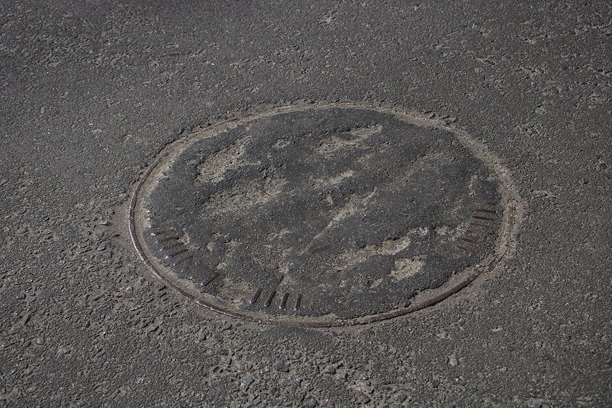 На Оболонской улице дороги в некоторых местах пока не подлатали 