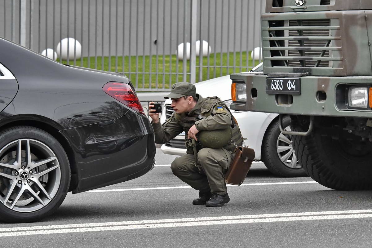 На перекрестке улиц Михаила Бойчука и Неманской военный КРАЗ врезался в Mercedes