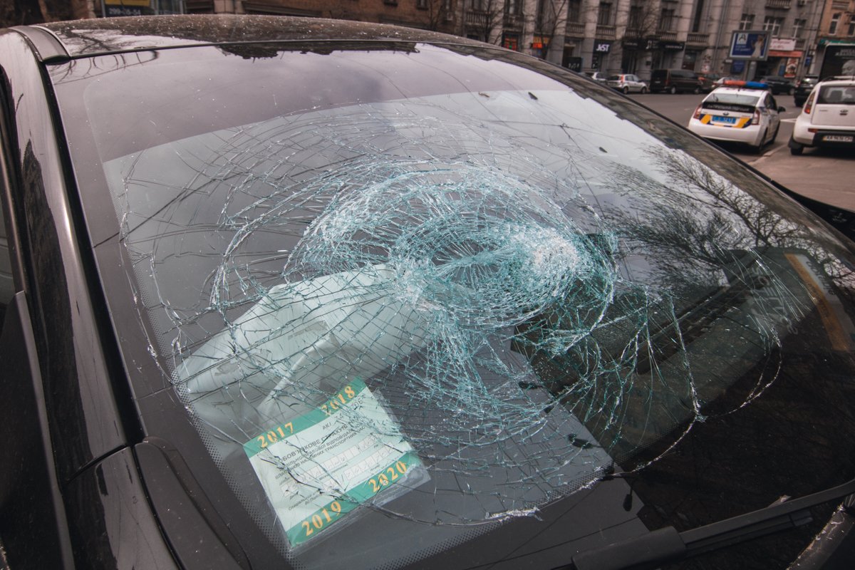 Черное Renault получило повреждение лобового стекла и передней части авто