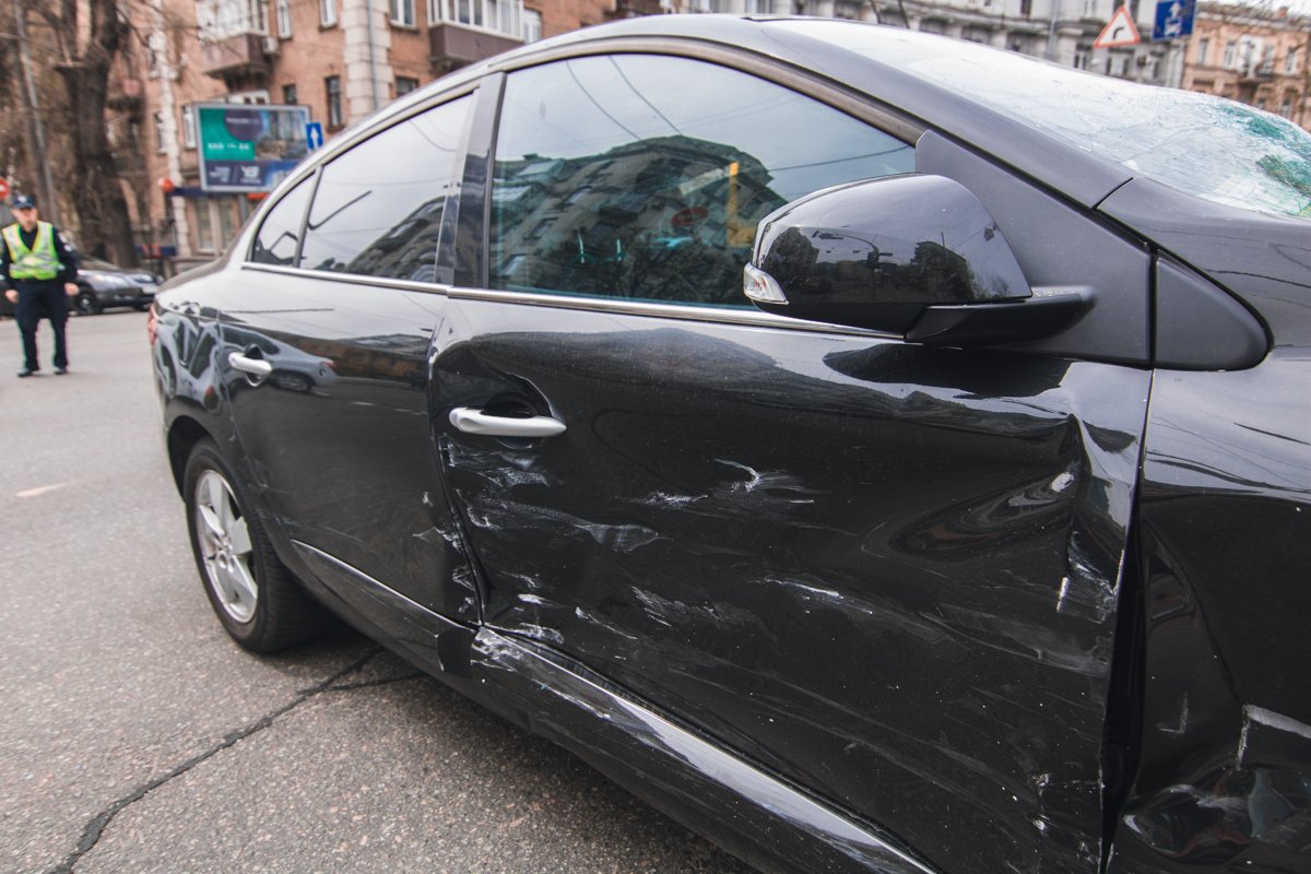 Также у черного Renault вмятины сбоку