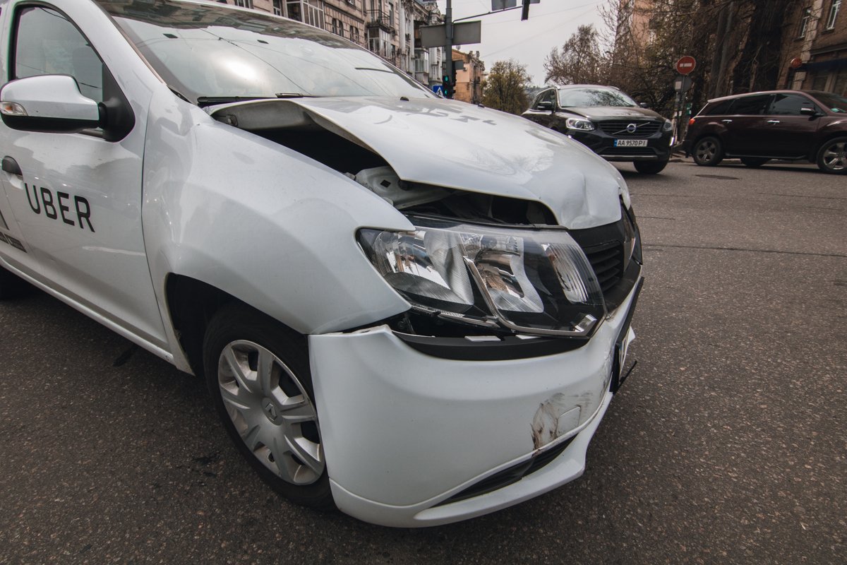 У Renault службы Uber повреждена передняя часть 