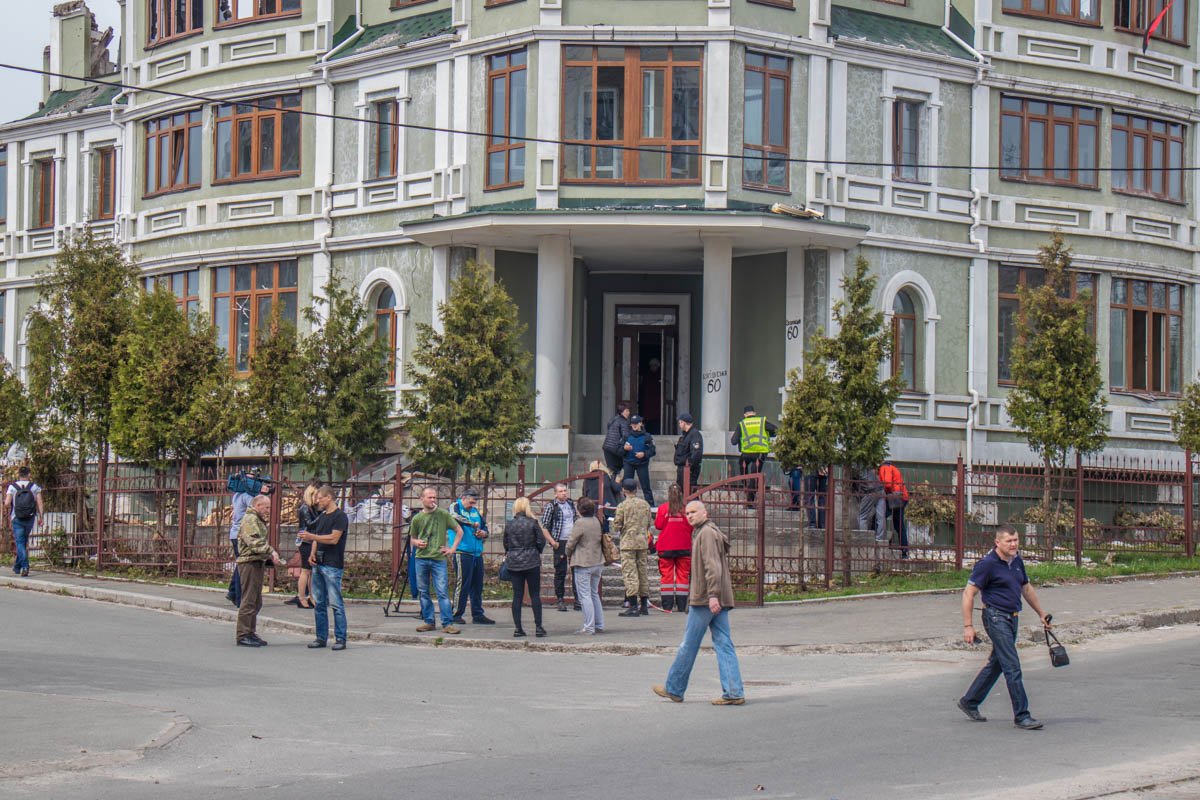 Возле дома собралось большое количество людей