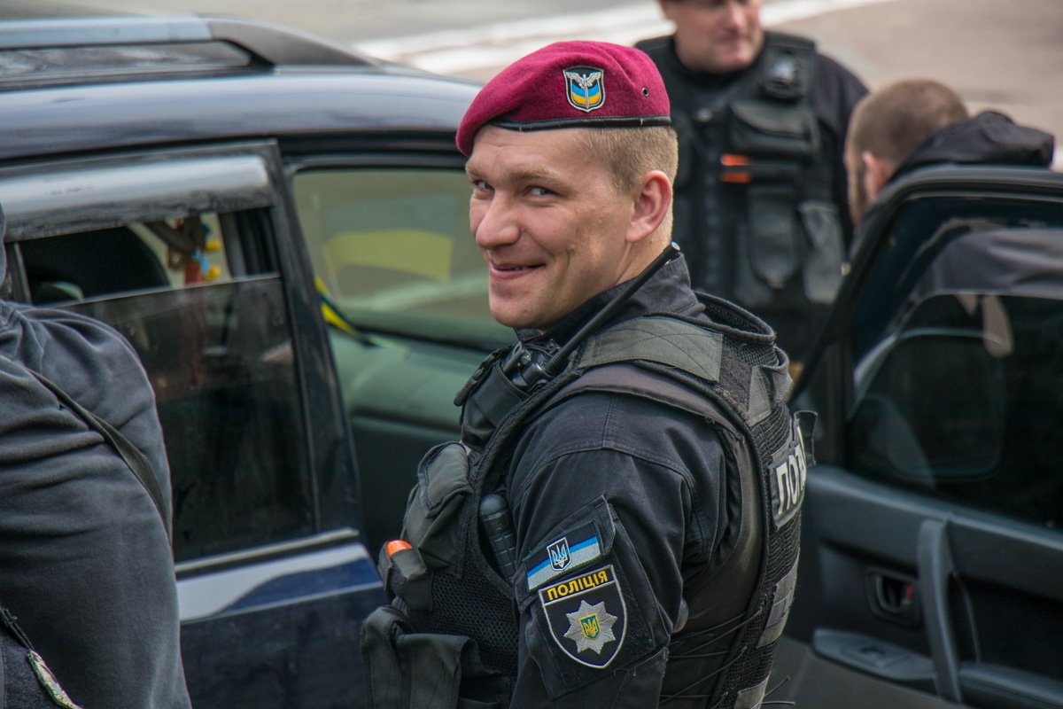 Даже на серьезной работе можно улыбаться