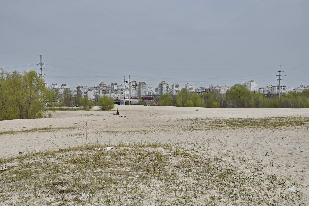 С "песочных холмов" открывается вид на часть правого берега, на проспект Бажана, новостройки и дома С "песочных холмов" открывается вид на часть правого берега, на проспект Бажана, новостройки и дома
