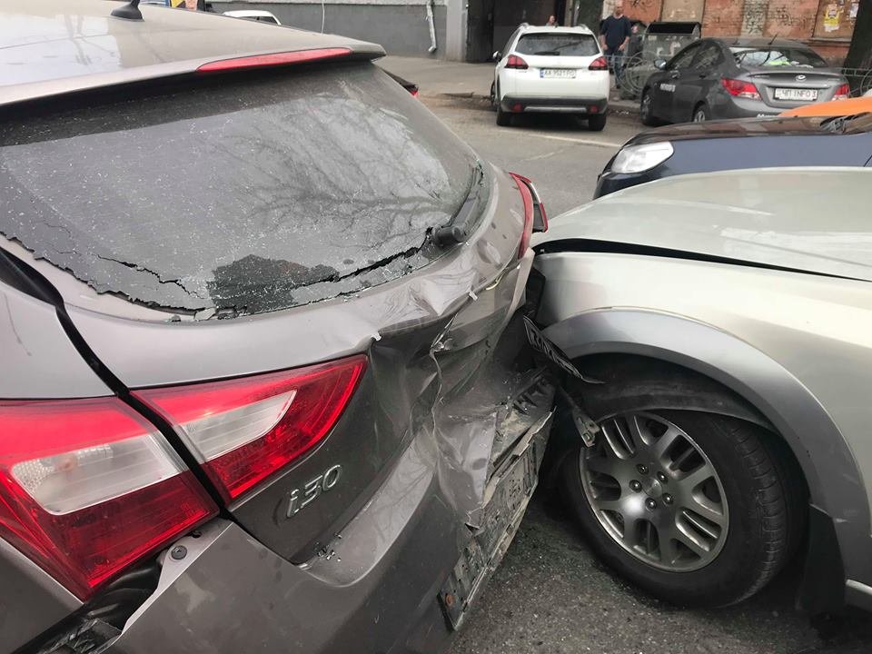 На улице Льва Толстого столкнулись Audi, Subaru и Hyundai На улице Льва Толстого столкнулись Audi, Subaru и Hyundai