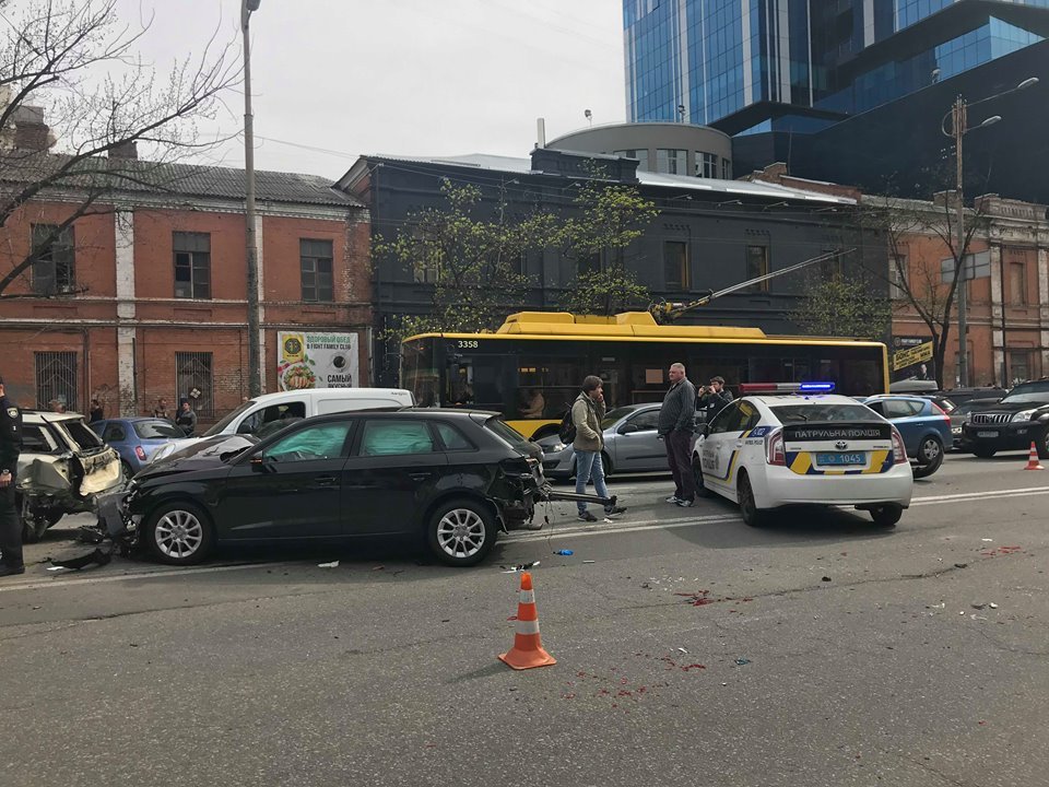 Водитель Audi был сильно пьян и вел себя агрессивно Водитель Audi был сильно пьян и вел себя агрессивно