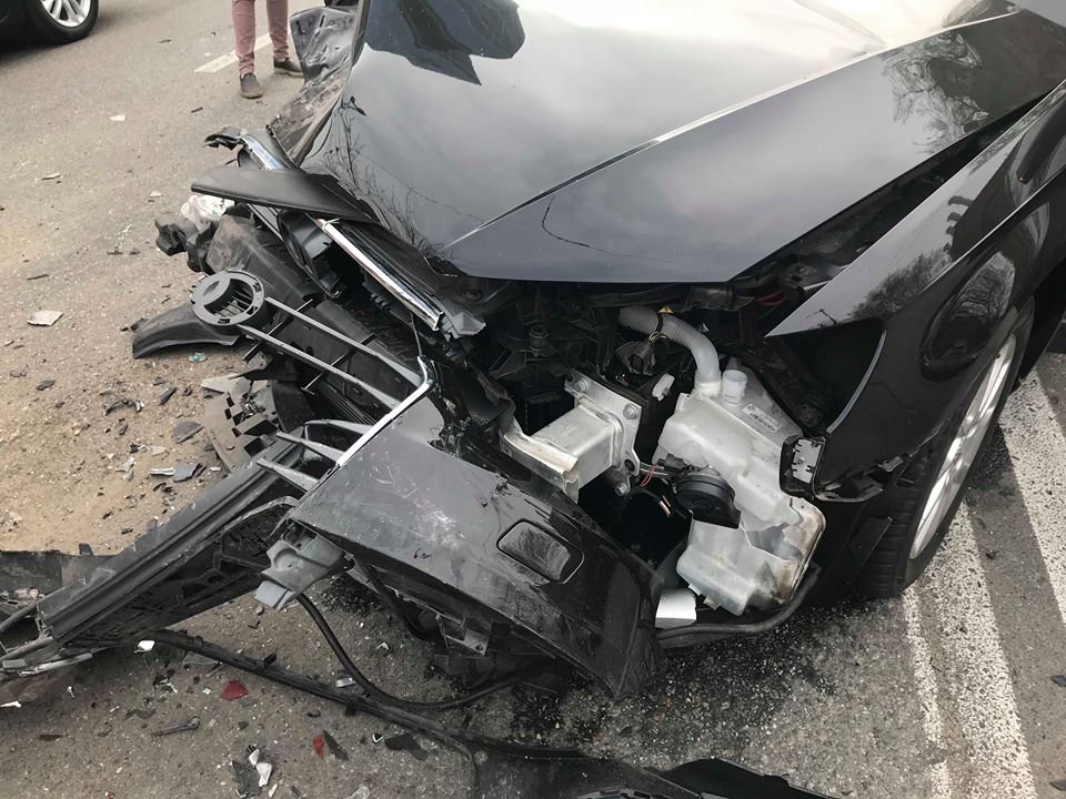 У водителя Audi рассечение головы и рук У водителя Audi рассечение головы и рук