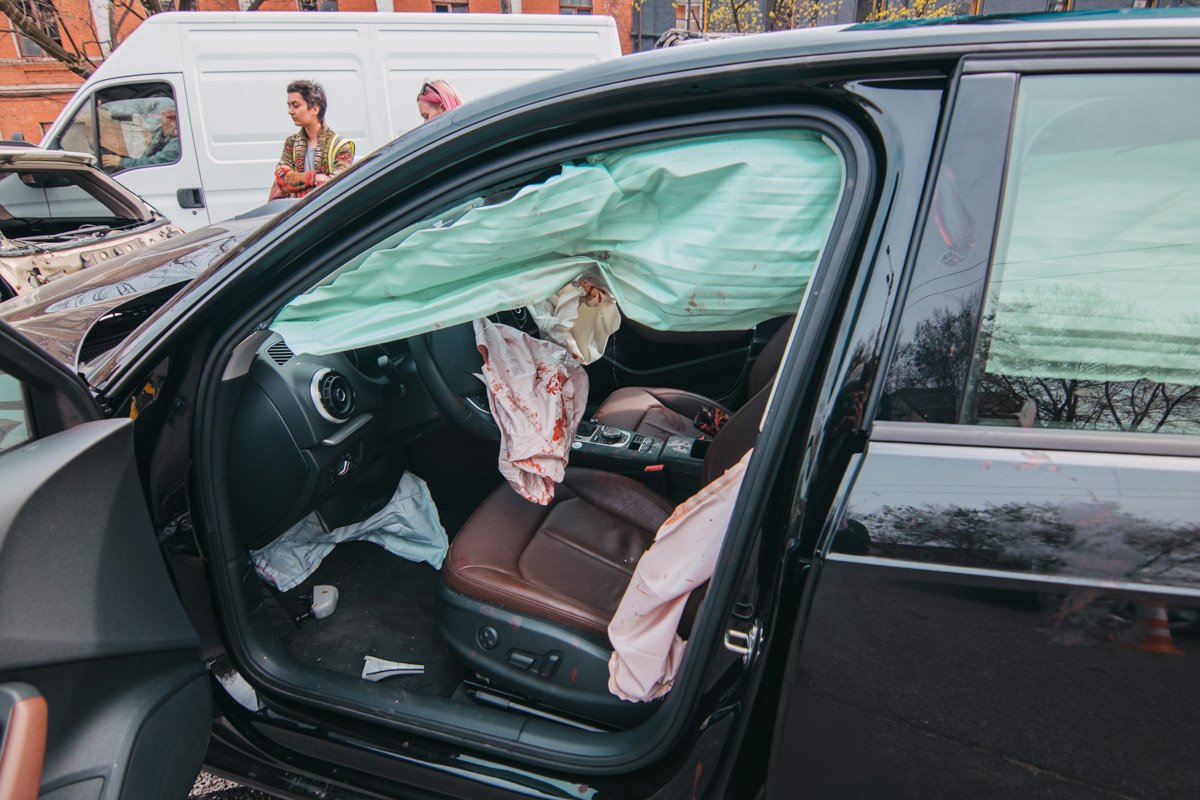 Внутри салона Audi все было в крови Внутри салона Audi все было в крови