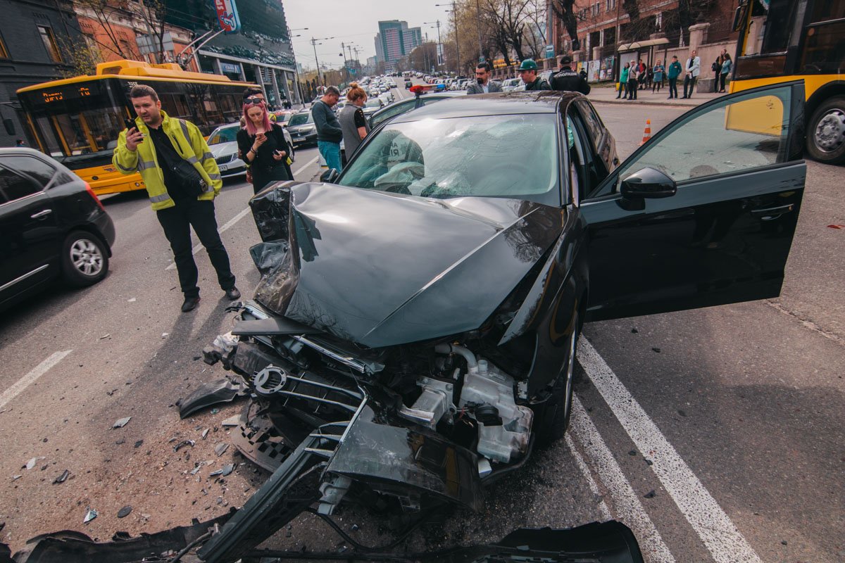 У Audi после столкновения полностью нет переда У Audi после столкновения полностью нет переда