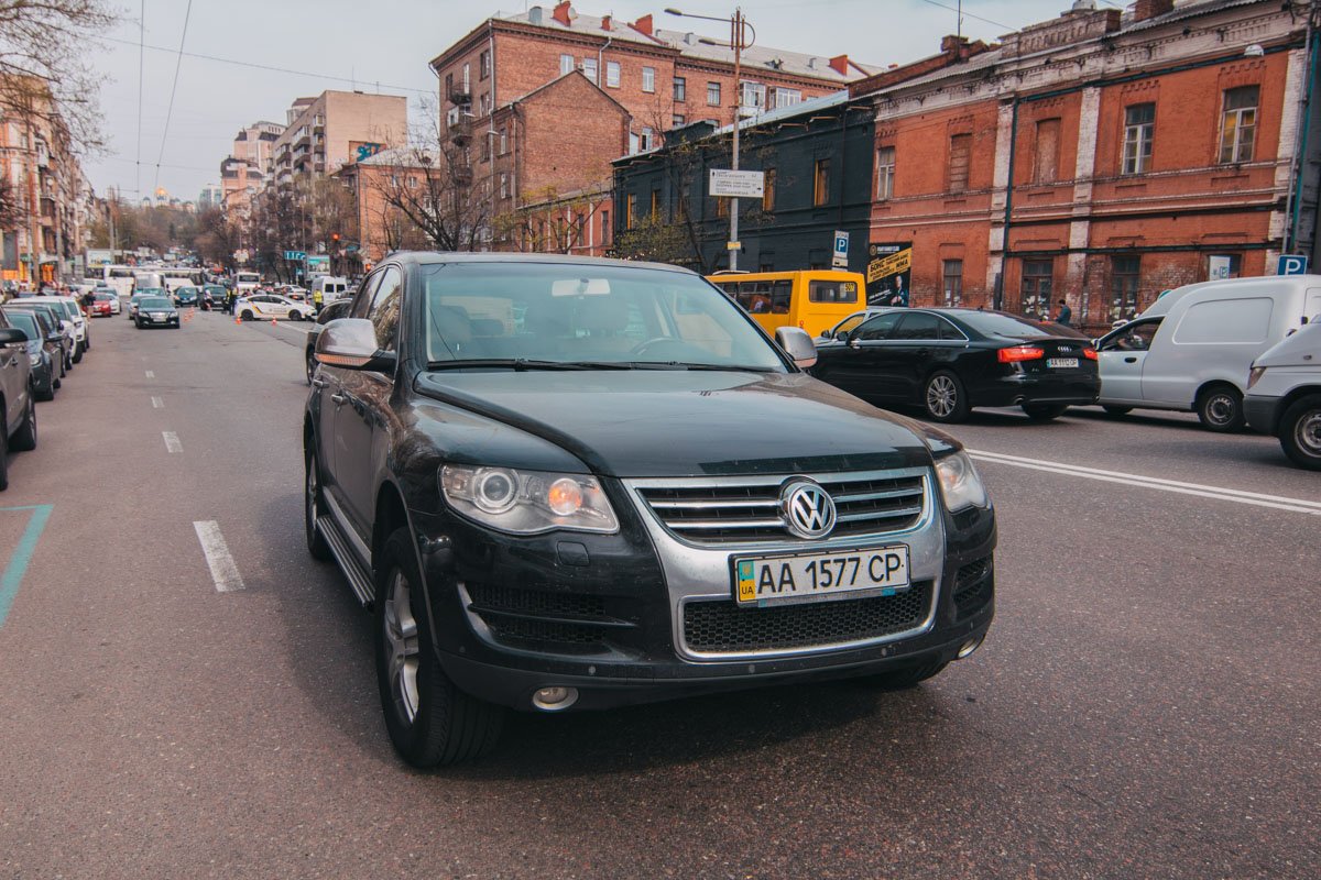 Audi несся на высокой скорости и по дороге задел еще и Volkswagen Audi несся на высокой скорости и по дороге задел еще и Volkswagen