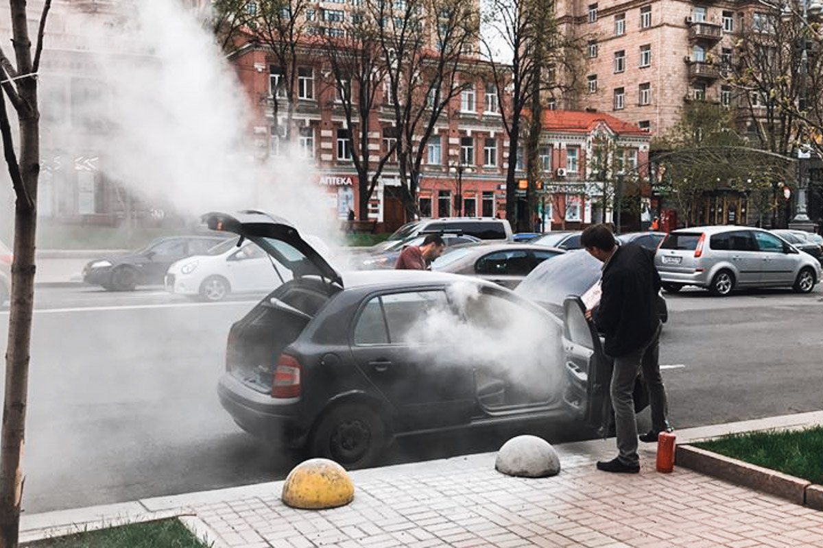 Skoda Fabia горел прямо на Крещатике Skoda Fabia горел прямо на Крещатике