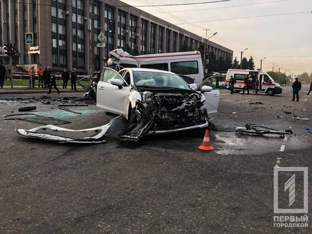 Mazda ехала на на мигающий желтый сигнал светофора Mazda ехала на на мигающий желтый сигнал светофора